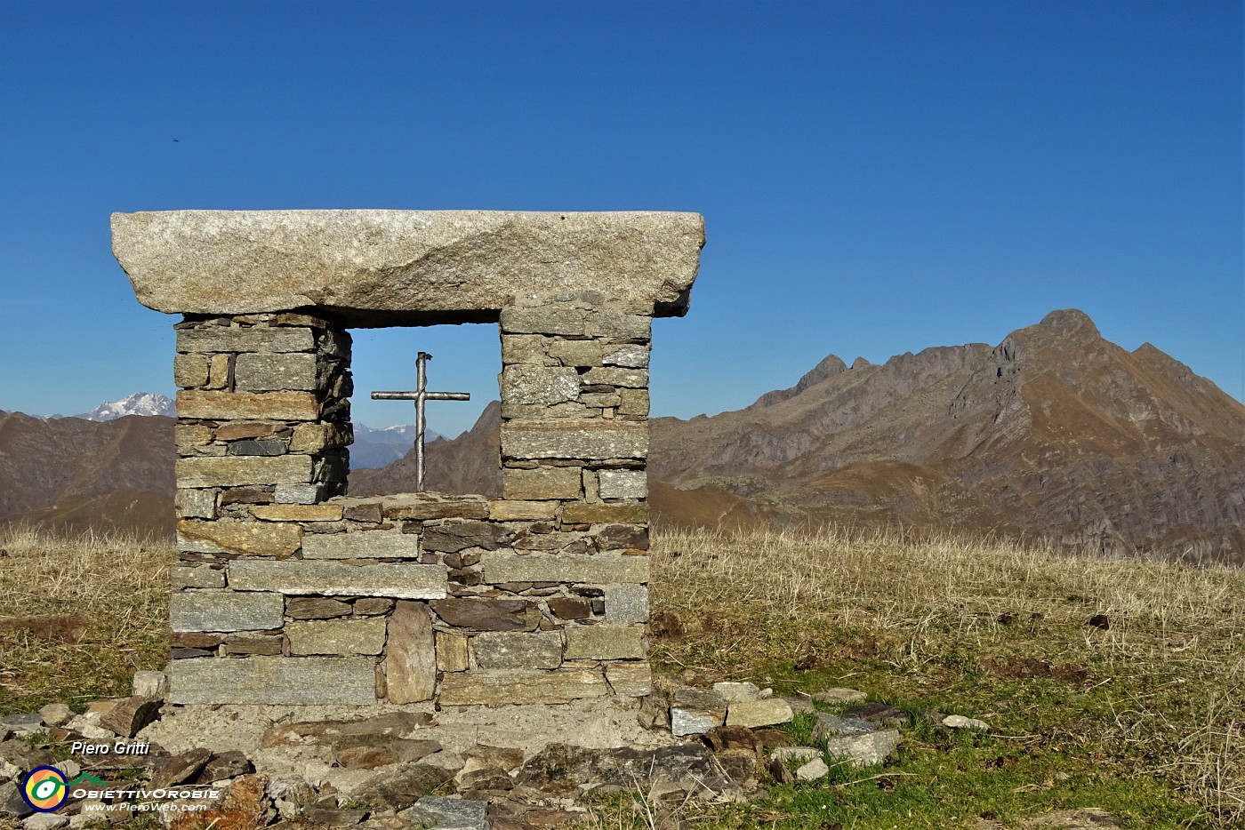 04 Altare in pietra in vetta allo Zuc di Cam (2195 m).JPG